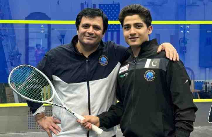 Shahid Zaman donates squash equipment to players in Balochistan