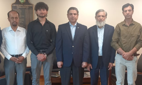 Young Mountaineers Shehroze and Abdul Joshi call on Minister IPC