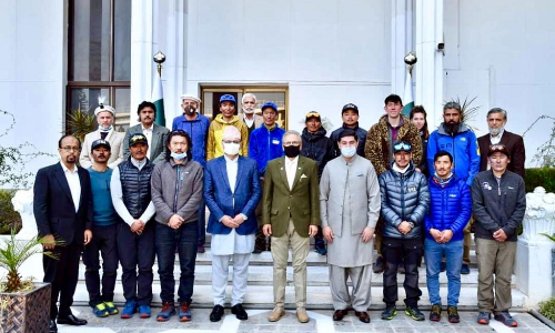 Napoleon mountaineers meet President Arif Alvi