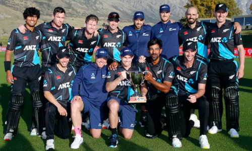 New Zealand beat Sri Lanka by 4 wickets to win the Series 2-1